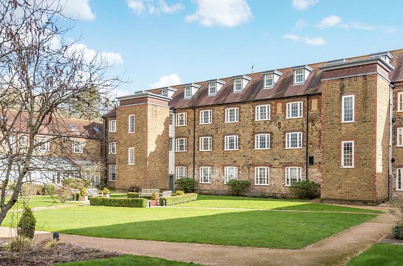 Well presented apartment in Budgenor Lodge, Easebourne
